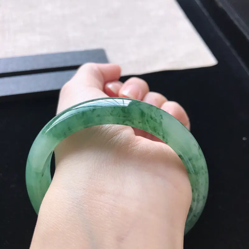 【正圈:58。天然翡翠A货。冰糯种飘花手镯。水润通透,佩戴奢华优雅。尺寸:58*13.6*7.5mm】图7