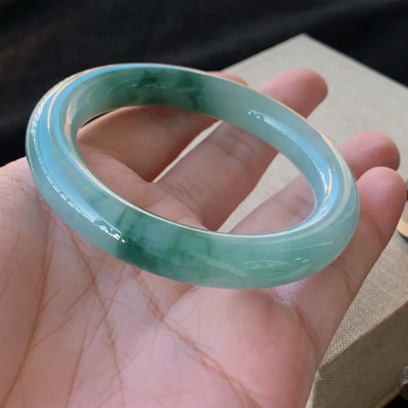 【天然A货翡翠_水润飘花翡翠圆条手镯54.6mm,料子细腻,水润秀气,色彩鲜艳,条形优雅,上手效果好】图5