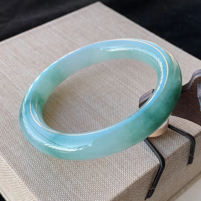 【天然A货翡翠_水润飘花翡翠圆条手镯54.6mm,料子细腻,水润秀气,色彩鲜艳,条形优雅,上手效果好】图2