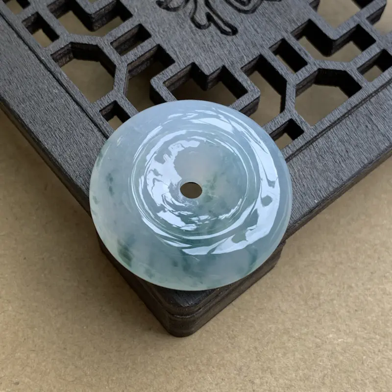 【A货翡翠 冰种飘花平安扣吊坠 尺寸27*6.4mm 种水好,莹润通透,雕工精美,飘花灵动】图1