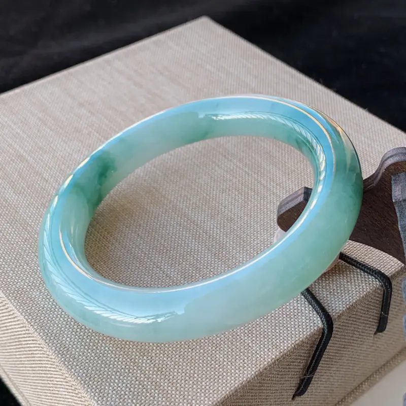 【天然A货翡翠_水润飘花翡翠圆条手镯54.6mm,料子细腻,水润秀气,色彩鲜艳,条形优雅,上手效果好】图1