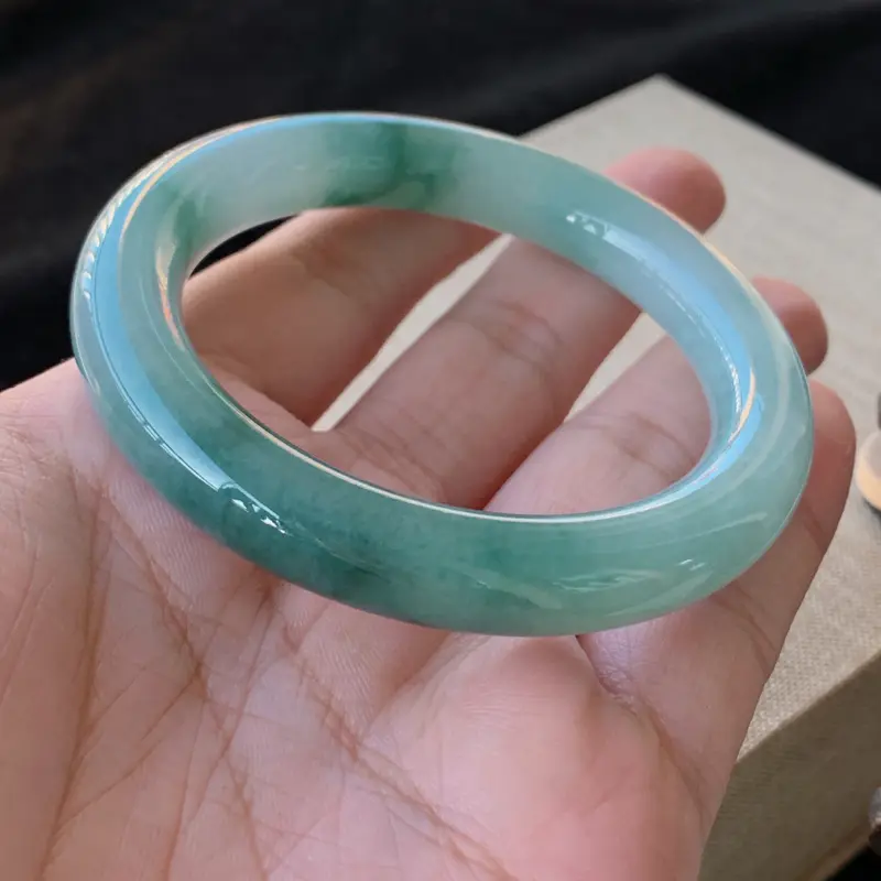【天然A货翡翠_水润飘花翡翠圆条手镯54.6mm,料子细腻,水润秀气,色彩鲜艳,条形优雅,上手效果好】图6