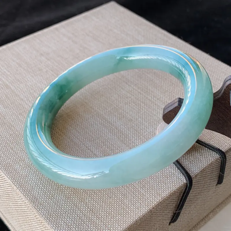 【天然A货翡翠_水润飘花翡翠圆条手镯54.6mm,料子细腻,水润秀气,色彩鲜艳,条形优雅,上手效果好】图3