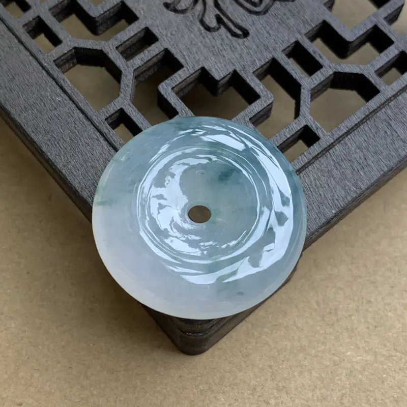 【A货翡翠 冰种飘花平安扣吊坠 尺寸27*6.4mm 种水好,莹润通透,雕工精美,飘花灵动】图2