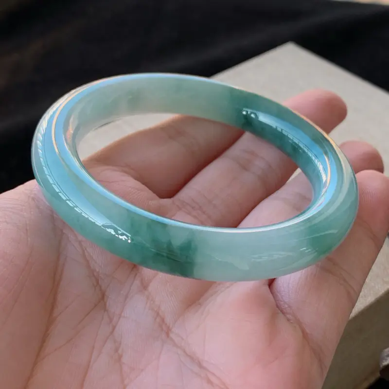 【天然A货翡翠_水润飘花翡翠圆条手镯54.6mm,料子细腻,水润秀气,色彩鲜艳,条形优雅,上手效果好】图7