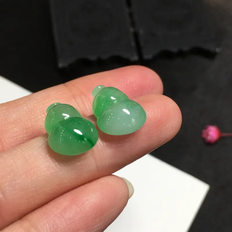【一对飘绿葫芦,聚财辟邪,完美,底庄细腻,可镶耳坠,镶嵌后效果更显档次,性价比高,推荐,尺寸14.2*9.8*5/14*10.5*5mm,重量2.35g】图5