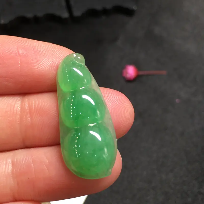 【阳绿福豆,袋袋有钱,完美,底庄细腻,镶嵌后效果更显档次,性价比高,推荐,尺寸28.5*12.2*4.8mm,重量2.75g】图3