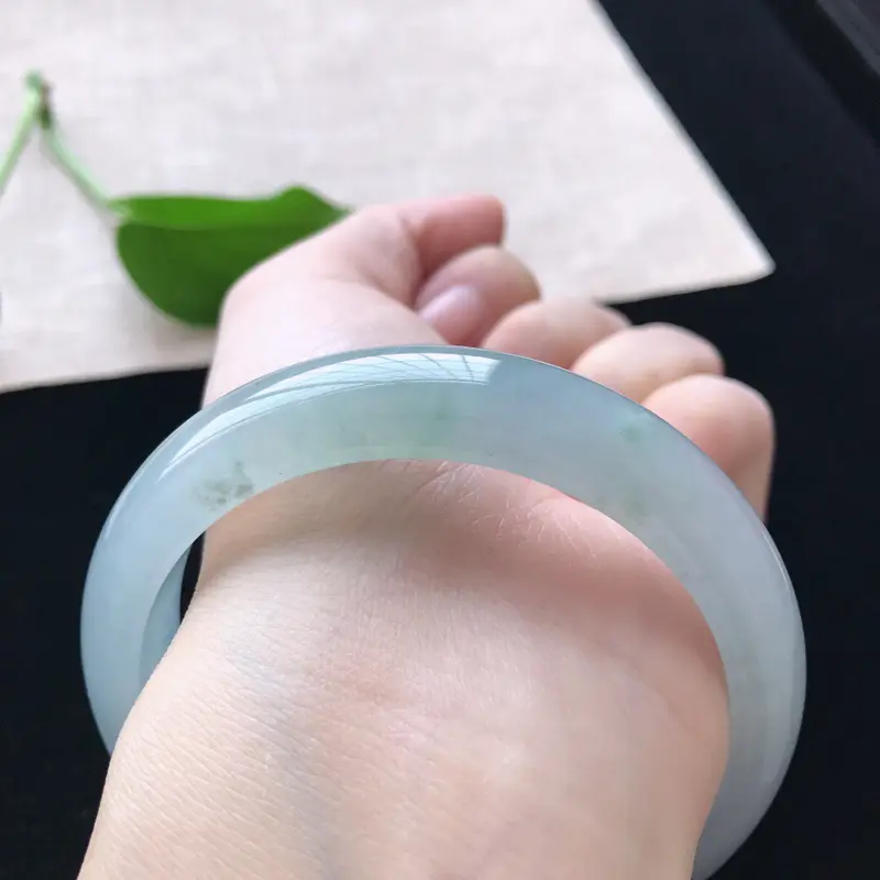 【正圈:57.3。天然翡翠A货。冰糯种晴绿手镯。水润通透,佩戴清秀优雅。尺寸:57.3*13*8mm】图8