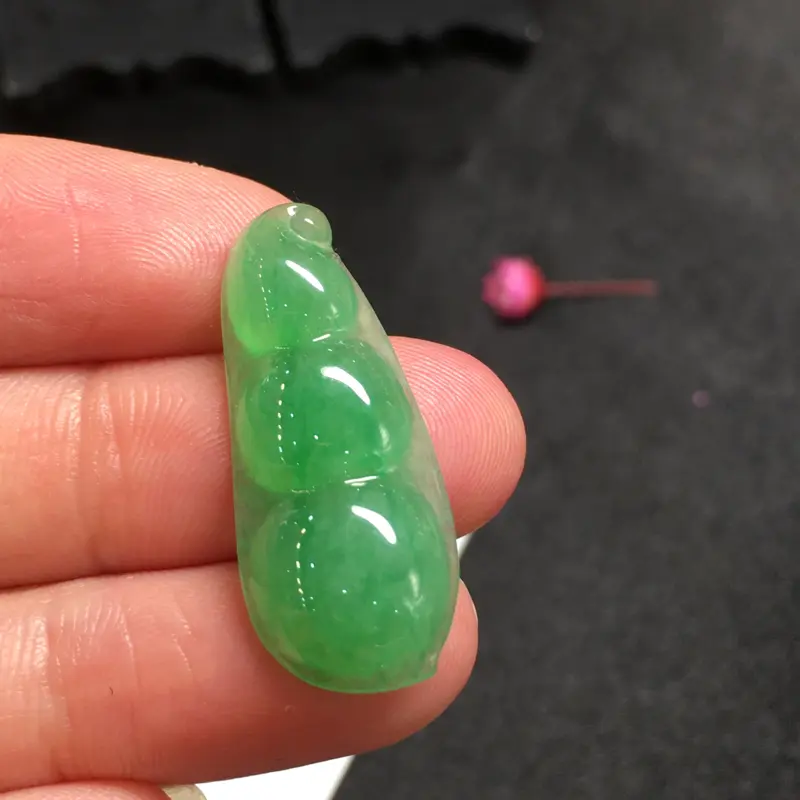 【阳绿福豆,袋袋有钱,完美,底庄细腻,镶嵌后效果更显档次,性价比高,推荐,尺寸28.5*12.2*4.8mm,重量2.75g】图4