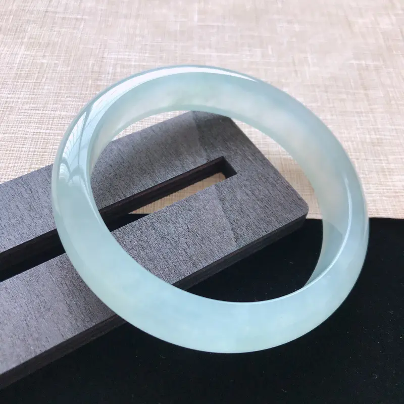 【正圈:59.3。天然翡翠A货。冰糯种晴绿手镯。冰润通透,佩戴清秀优雅。尺寸:59.3*13.8*7.5mm】图4