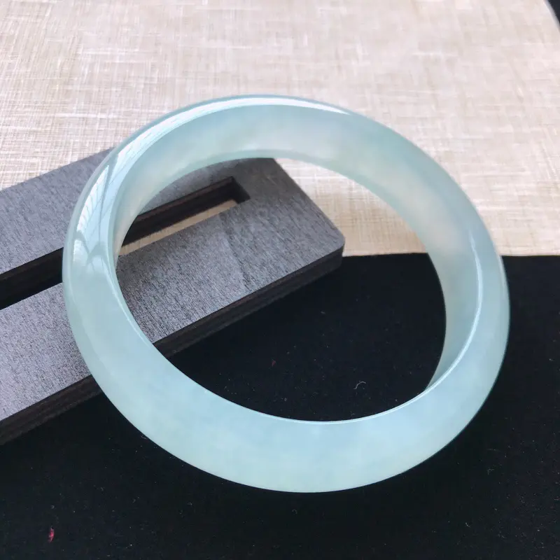 【正圈:59.3。天然翡翠A货。冰糯种晴绿手镯。冰润通透,佩戴清秀优雅。尺寸:59.3*13.8*7.5mm】图2