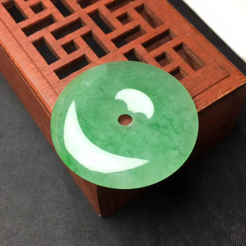【🌹满绿平安扣吊坠:种老水足,色泽漂亮,干净透光,圆润饱满,完美无裂,圆圆满满,财源滚滚寓意佳,有孔。尺寸:32.1--5.0】图3