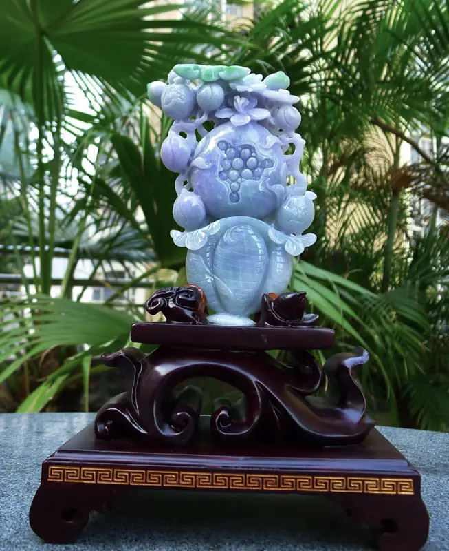 【精美花篮摆件 缅甸天然翡翠A货 精美 紫罗兰 喜上眉梢 花开富贵 多子多福 好事连连 花蓝摆件 雕刻精美线条流畅 种水好 搭配精美高档檀木底座 尺寸260.180.60裸石尺寸150.90.30裸石重量1.06斤 赞 送礼收藏佳品】图1