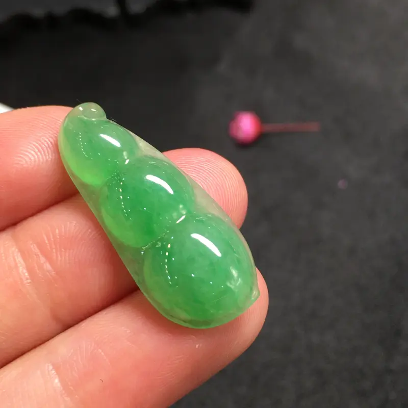 【阳绿福豆,袋袋有钱,完美,底庄细腻,镶嵌后效果更显档次,性价比高,推荐,尺寸28.5*12.2*4.8mm,重量2.75g】图1