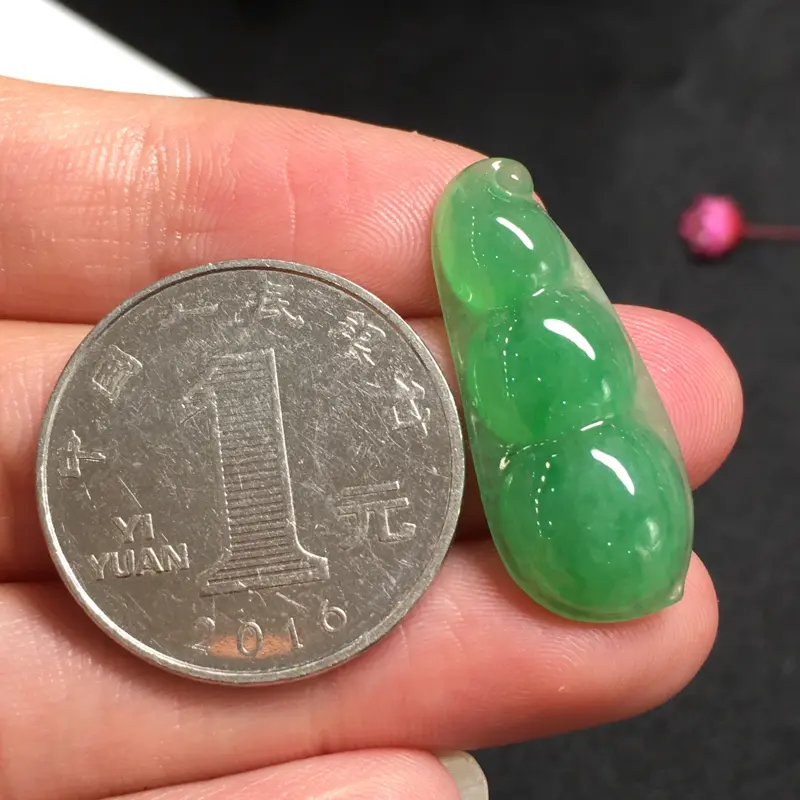【阳绿福豆,袋袋有钱,完美,底庄细腻,镶嵌后效果更显档次,性价比高,推荐,尺寸28.5*12.2*4.8mm,重量2.75g】图5
