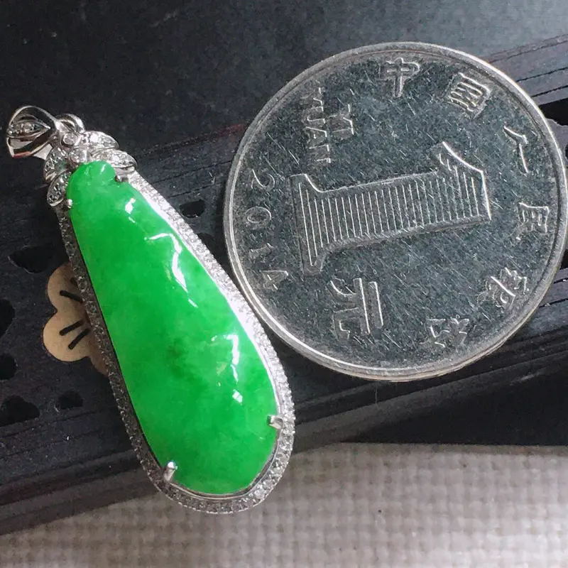 【缅甸翡翠18k金围钻镶嵌满绿发财豆吊坠,自然光实拍,颜色漂亮,玉质莹润,佩戴佳品,包金尺寸:36.3*11.8*6.6mm,裸石尺寸:25.8*9.3*3.1mm,重3.29克】图5