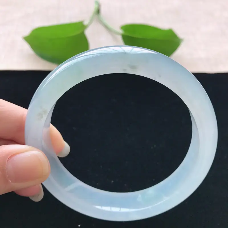 【正圈:57.3。天然翡翠A货。冰糯种晴绿手镯。水润通透,佩戴清秀优雅。尺寸:57.3*13*8mm】图7