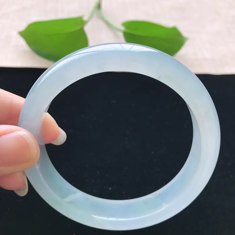 【正圈:57.3。天然翡翠A货。冰糯种晴绿手镯。水润通透,佩戴清秀优雅。尺寸:57.3*13*8mm】图5