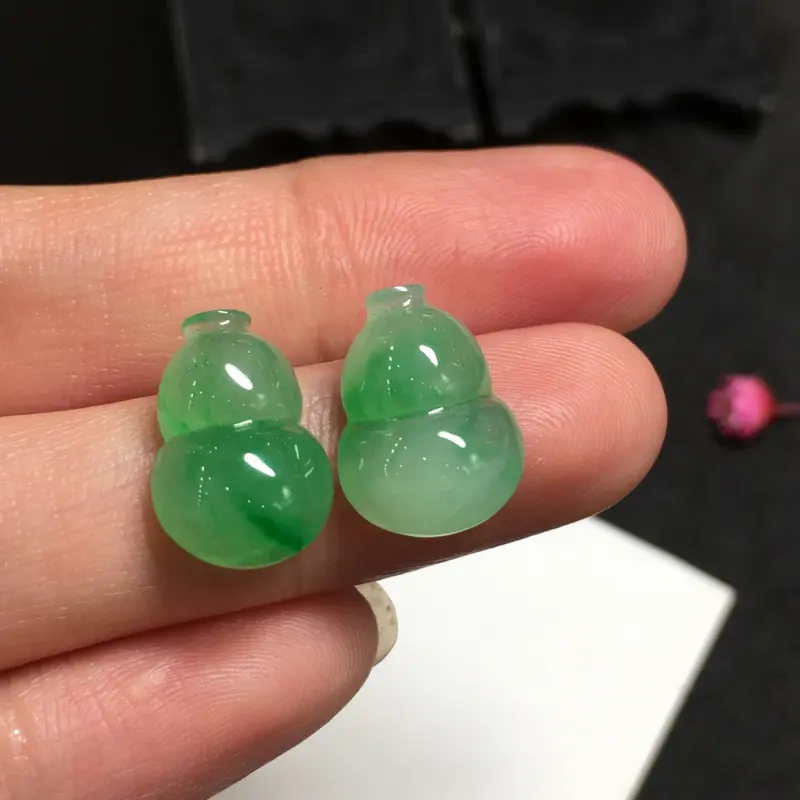 【一对飘绿葫芦,聚财辟邪,完美,底庄细腻,可镶耳坠,镶嵌后效果更显档次,性价比高,推荐,尺寸14.2*9.8*5/14*10.5*5mm,重量2.35g】图1