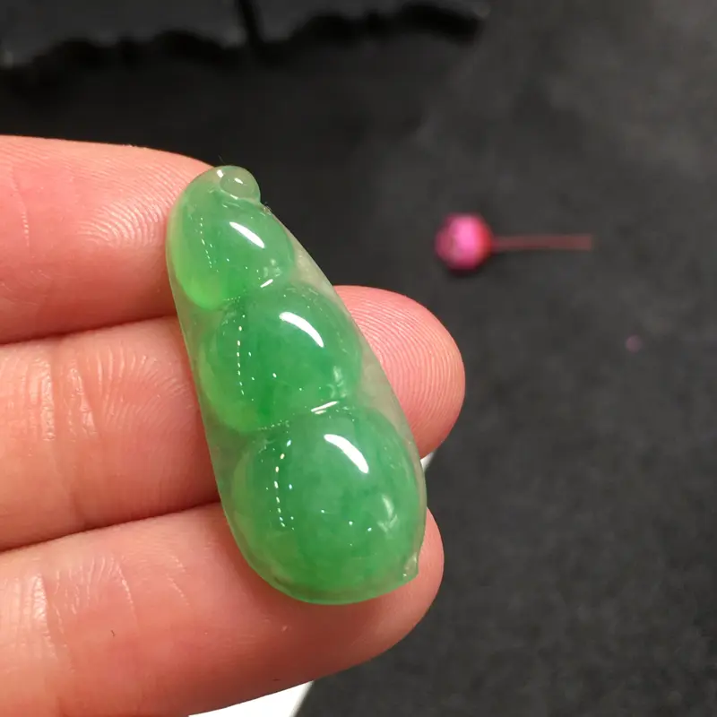 【阳绿福豆,袋袋有钱,完美,底庄细腻,镶嵌后效果更显档次,性价比高,推荐,尺寸28.5*12.2*4.8mm,重量2.75g】图2