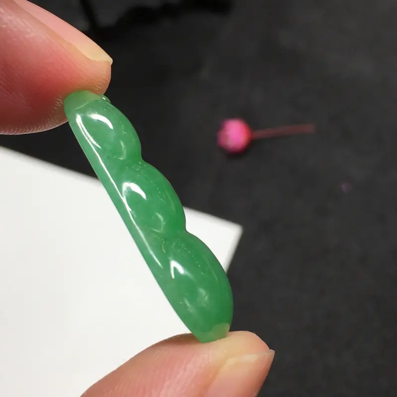 【阳绿福豆,袋袋有钱,完美,底庄细腻,镶嵌后效果更显档次,性价比高,推荐,尺寸28.5*12.2*4.8mm,重量2.75g】图8