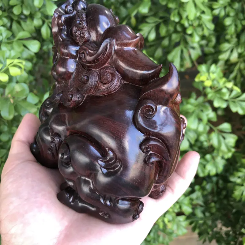 【海南黄花梨精品紫油梨手把/摆件,望天吼貔貅,镇宅辟邪,招财进宝,材质细腻,高油高密,底色干净,色泽均匀,满满细纹,纯手工湘工制作,雕工精赞,名师制作,长:112mm,高:120mm,厚:85mm,克重:486.4克,值得推荐】图8