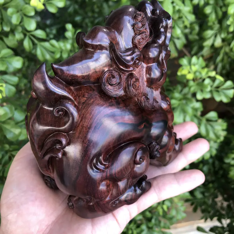 【海南黄花梨精品紫油梨手把/摆件,望天吼貔貅,镇宅辟邪,招财进宝,材质细腻,高油高密,底色干净,色泽均匀,满满细纹,纯手工湘工制作,雕工精赞,名师制作,长:112mm,高:120mm,厚:85mm,克重:486.4克,值得推荐】图5