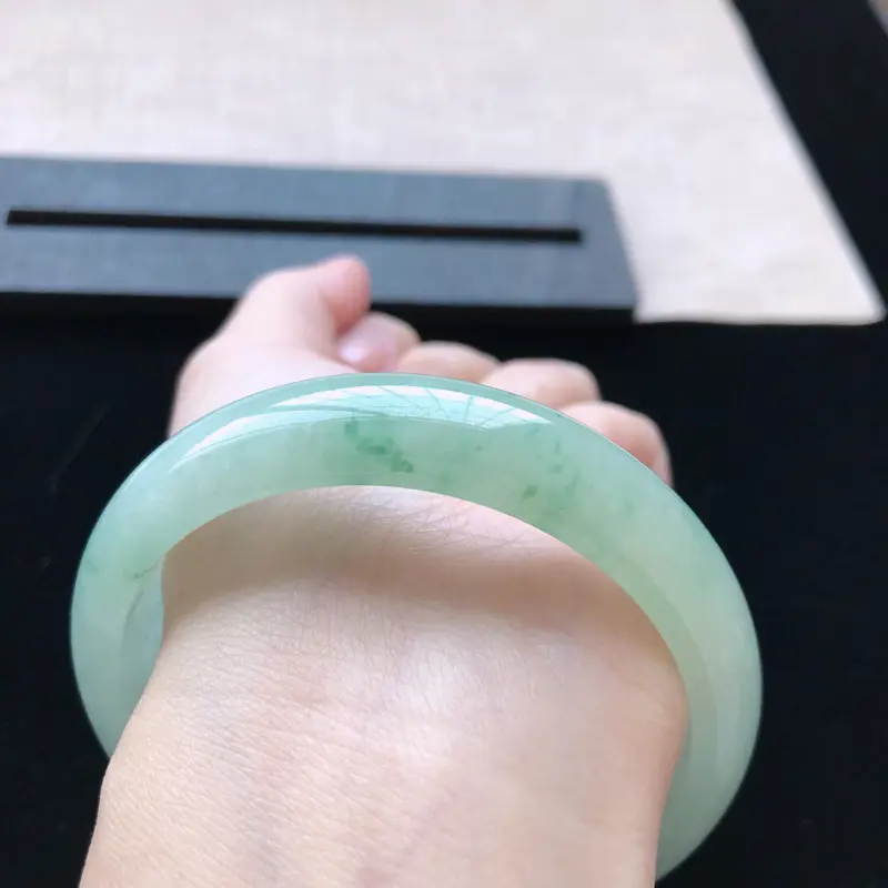 【正圈:58.7。天然翡翠A货。冰糯种飘绿花手镯。玉质莹润,佩戴清秀优雅。尺寸:58.7*14.5*7.2mm】图8