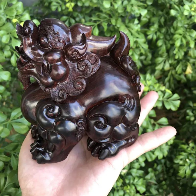 【海南黄花梨精品紫油梨手把/摆件,望天吼貔貅,镇宅辟邪,招财进宝,材质细腻,高油高密,底色干净,色泽均匀,满满细纹,纯手工湘工制作,雕工精赞,名师制作,长:112mm,高:120mm,厚:85mm,克重:486.4克,值得推荐】图2
