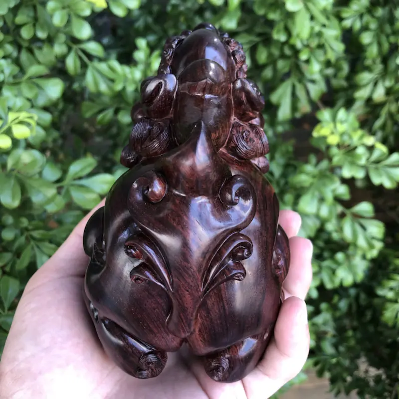 【海南黄花梨精品紫油梨手把/摆件,望天吼貔貅,镇宅辟邪,招财进宝,材质细腻,高油高密,底色干净,色泽均匀,满满细纹,纯手工湘工制作,雕工精赞,名师制作,长:112mm,高:120mm,厚:85mm,克重:486.4克,值得推荐】图9