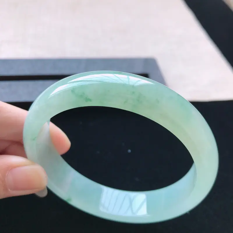 【正圈:58.7。天然翡翠A货。冰糯种飘绿花手镯。玉质莹润,佩戴清秀优雅。尺寸:58.7*14.5*7.2mm】图7