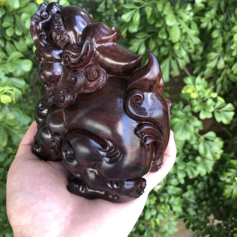 【海南黄花梨精品紫油梨手把/摆件,望天吼貔貅,镇宅辟邪,招财进宝,材质细腻,高油高密,底色干净,色泽均匀,满满细纹,纯手工湘工制作,雕工精赞,名师制作,长:112mm,高:120mm,厚:85mm,克重:486.4克,值得推荐】图3