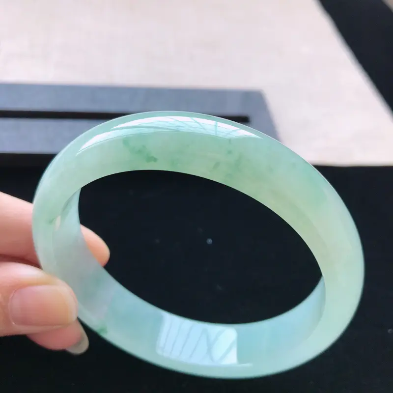 【正圈:58.7。天然翡翠A货。冰糯种飘绿花手镯。玉质莹润,佩戴清秀优雅。尺寸:58.7*14.5*7.2mm】图2