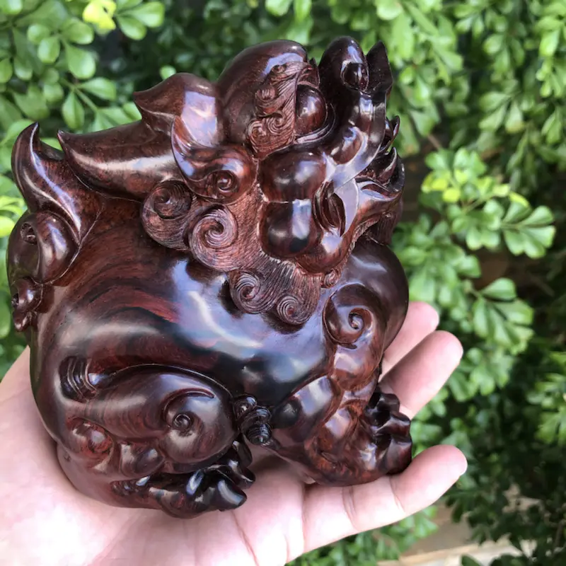 【海南黄花梨精品紫油梨手把/摆件,望天吼貔貅,镇宅辟邪,招财进宝,材质细腻,高油高密,底色干净,色泽均匀,满满细纹,纯手工湘工制作,雕工精赞,名师制作,长:112mm,高:120mm,厚:85mm,克重:486.4克,值得推荐】图6