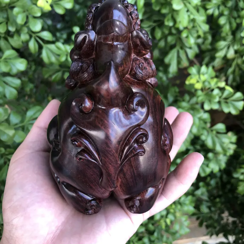 【海南黄花梨精品紫油梨手把/摆件,望天吼貔貅,镇宅辟邪,招财进宝,材质细腻,高油高密,底色干净,色泽均匀,满满细纹,纯手工湘工制作,雕工精赞,名师制作,长:112mm,高:120mm,厚:85mm,克重:486.4克,值得推荐】图4