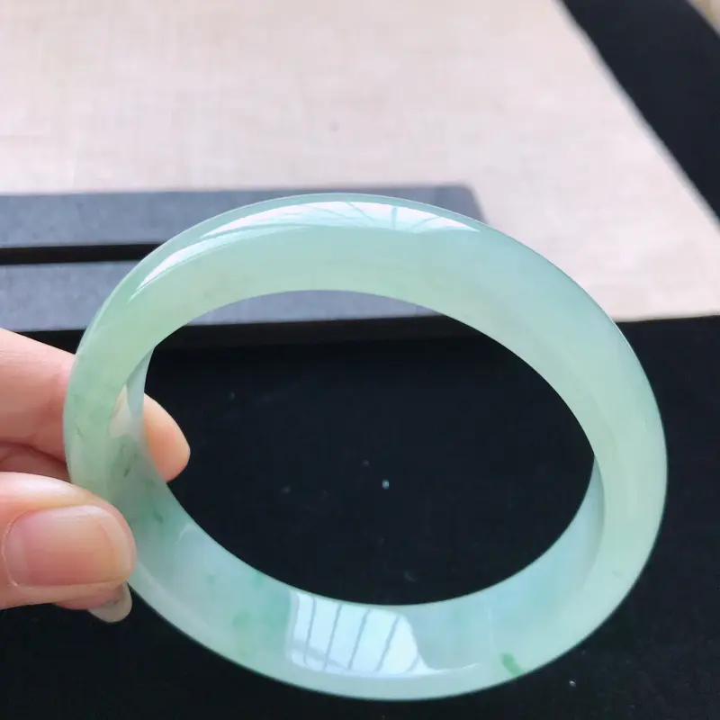 【正圈:58.7。天然翡翠A货。冰糯种飘绿花手镯。玉质莹润,佩戴清秀优雅。尺寸:58.7*14.5*7.2mm】图6