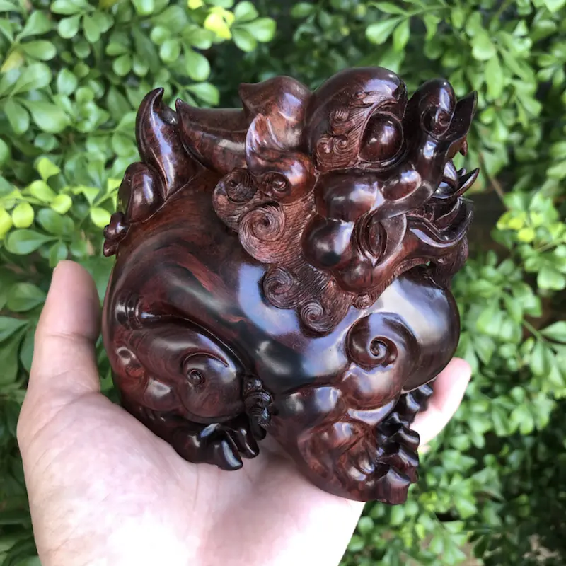【海南黄花梨精品紫油梨手把/摆件,望天吼貔貅,镇宅辟邪,招财进宝,材质细腻,高油高密,底色干净,色泽均匀,满满细纹,纯手工湘工制作,雕工精赞,名师制作,长:112mm,高:120mm,厚:85mm,克重:486.4克,值得推荐】图11