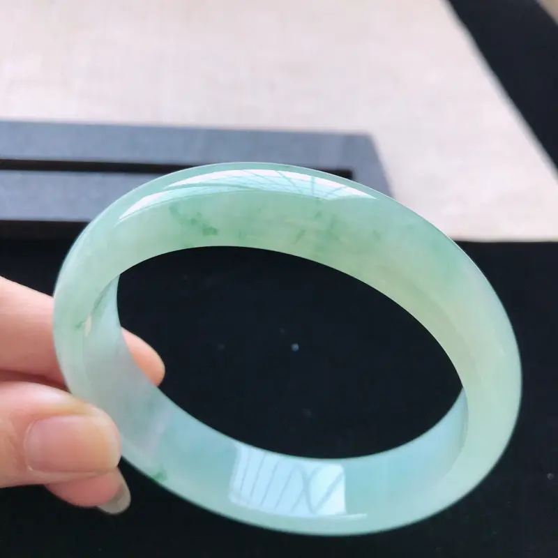 【正圈:58.7。天然翡翠A货。冰糯种飘绿花手镯。玉质莹润,佩戴清秀优雅。尺寸:58.7*14.5*7.2mm】图1