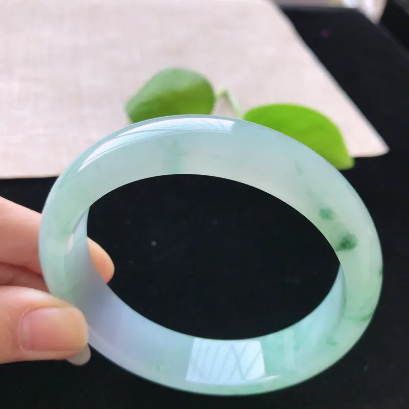 【正圈:59.6。天然翡翠A货。冰糯种紫罗兰飘绿花手镯。玉质莹润,佩戴清秀优雅。尺寸:59.6*15*7.8mm】图4