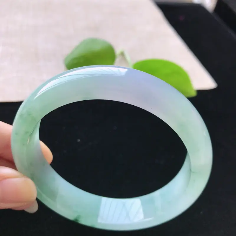 【正圈:59.6。天然翡翠A货。冰糯种紫罗兰飘绿花手镯。玉质莹润,佩戴清秀优雅。尺寸:59.6*15*7.8mm】图5