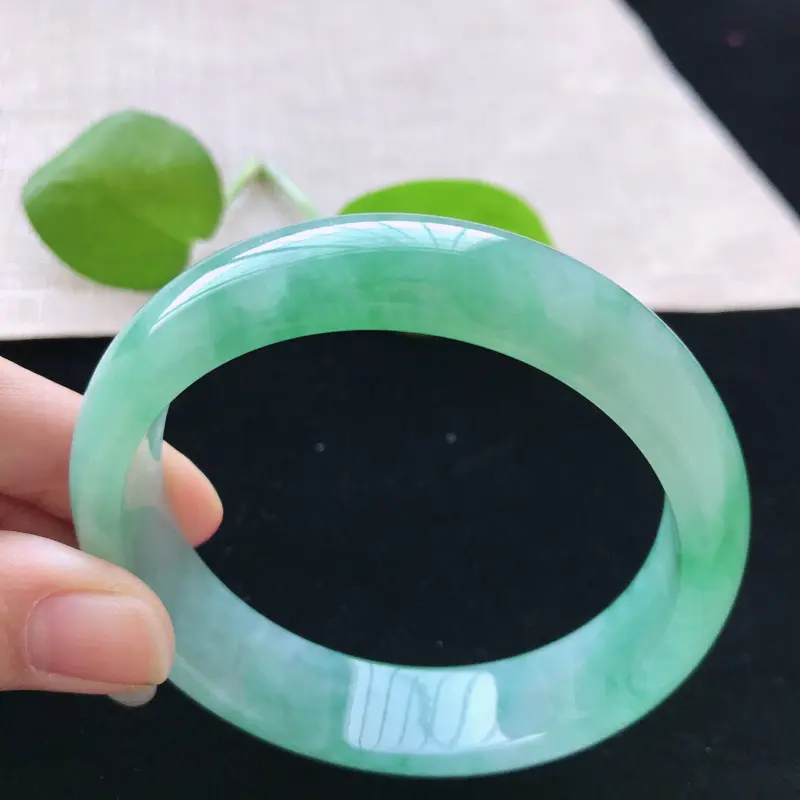 【正圈:56.6。天然翡翠A货。糯化种飘绿手镯。玉质莹润,佩戴清秀优雅。尺寸:56.6*14.6*7.5mm】图3