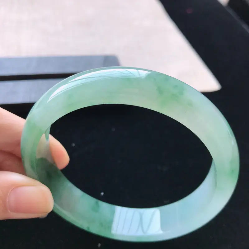 【正圈:59。天然翡翠A货。冰糯种飘绿手镯。玉质莹润,佩戴清秀优雅。尺寸:59*14*7mm】图6