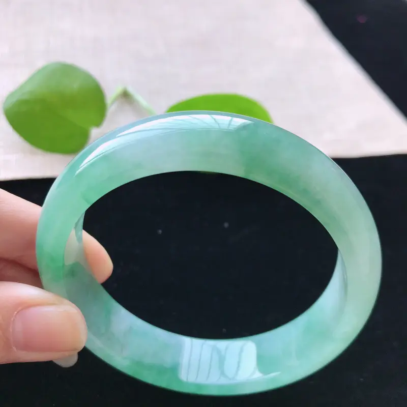 【正圈:56.6。天然翡翠A货。糯化种飘绿手镯。玉质莹润,佩戴清秀优雅。尺寸:56.6*14.6*7.5mm】图6