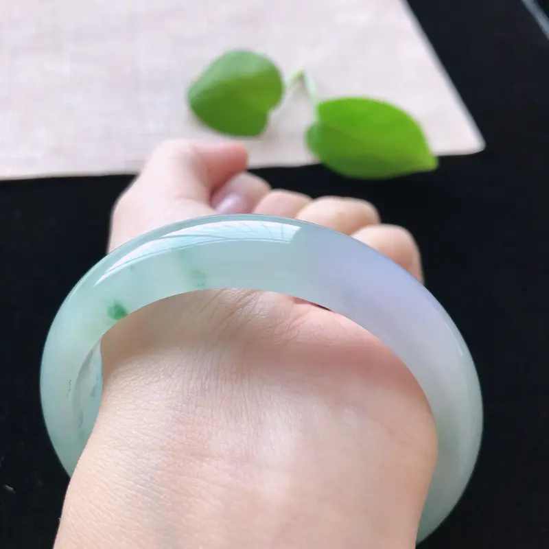 【正圈:59.6。天然翡翠A货。冰糯种紫罗兰飘绿花手镯。玉质莹润,佩戴清秀优雅。尺寸:59.6*15*7.8mm】图8