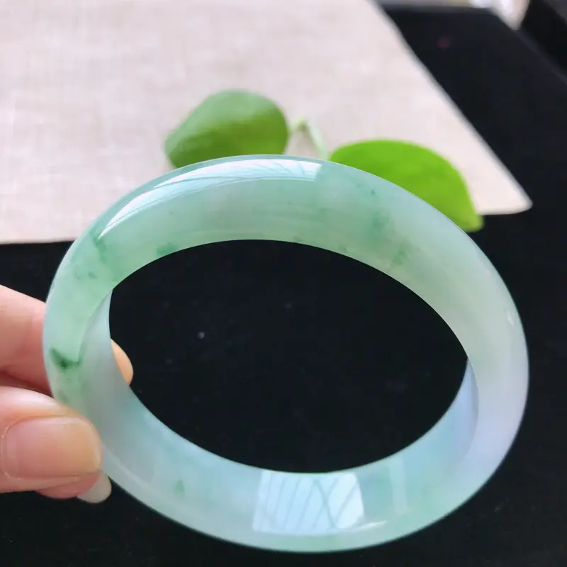 【正圈:59.6。天然翡翠A货。冰糯种紫罗兰飘绿花手镯。玉质莹润,佩戴清秀优雅。尺寸:59.6*15*7.8mm】图7