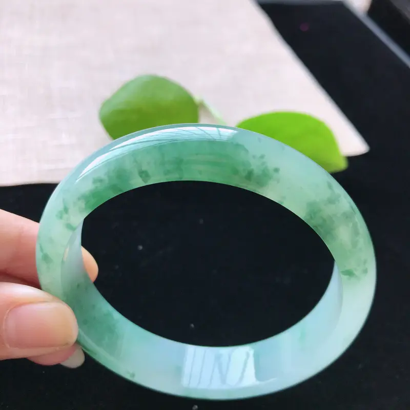 【正圈:58.5。天然翡翠A货。冰糯种飘绿花手镯。水润通透,佩戴高贵优雅。尺寸:58.5*14*7.5mm】图6