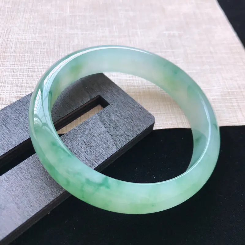 【正圈:59。天然翡翠A货。冰糯种飘绿手镯。玉质莹润,佩戴清秀优雅。尺寸:59*14*7mm】图1