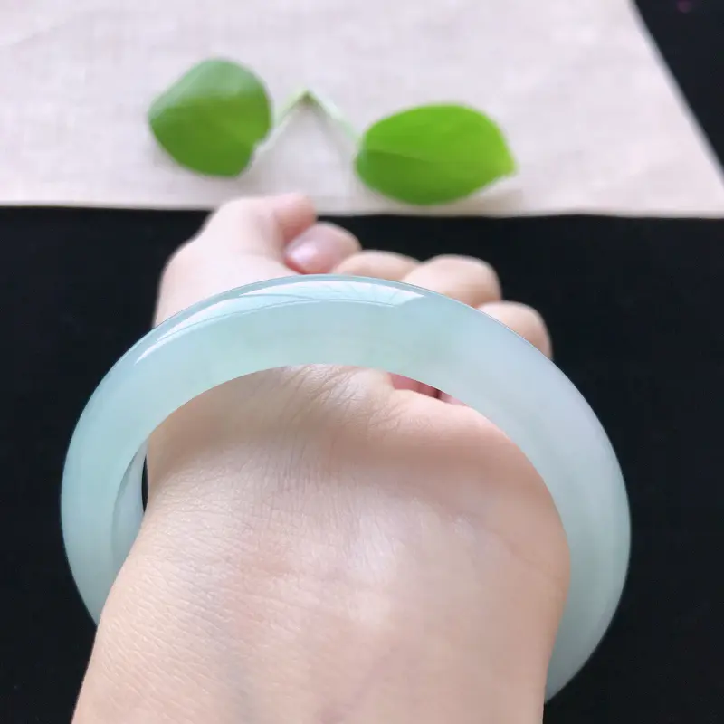 【正圈:57.6。天然翡翠A货。冰糯种飘绿手镯。水润起胶感,佩戴高贵优雅。尺寸:57.6*14*8.5mm】图8