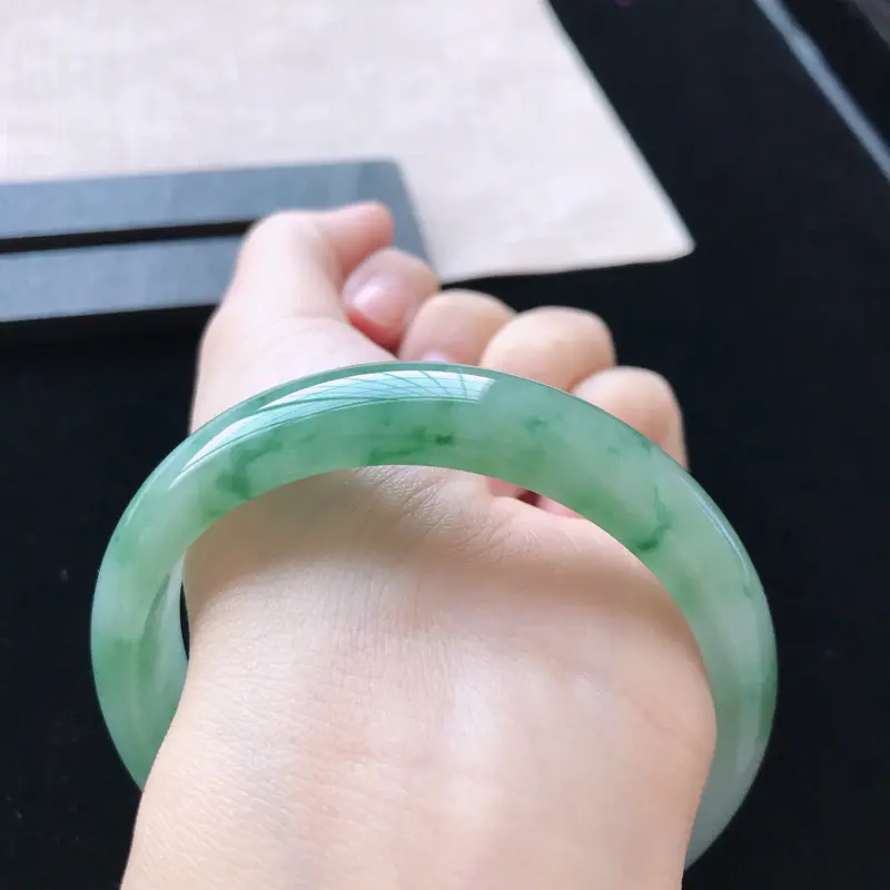 【正圈:59。天然翡翠A货。冰糯种飘绿手镯。玉质莹润,佩戴清秀优雅。尺寸:59*14*7mm】图8