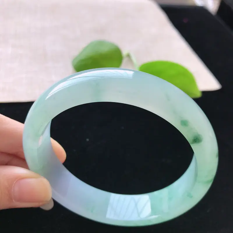 【正圈:59.6。天然翡翠A货。冰糯种紫罗兰飘绿花手镯。玉质莹润,佩戴清秀优雅。尺寸:59.6*15*7.8mm】图3